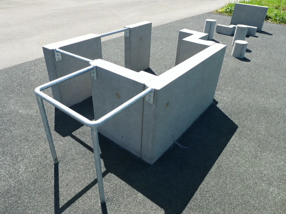 Rails und Betonelemente für Vaults in der Parkour-Anlage Heerenschürli Dübendorf