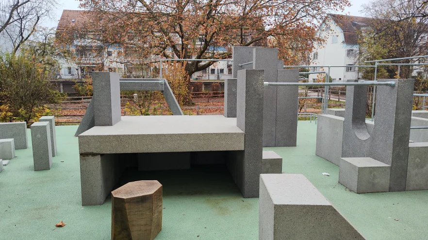 Parkour-Anlage Brunnenhof Zürich mit Plattformen und Rails