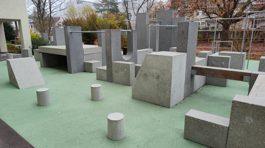 Elemente für Präzisionssprünge im Parkour-Park Brunnenhof