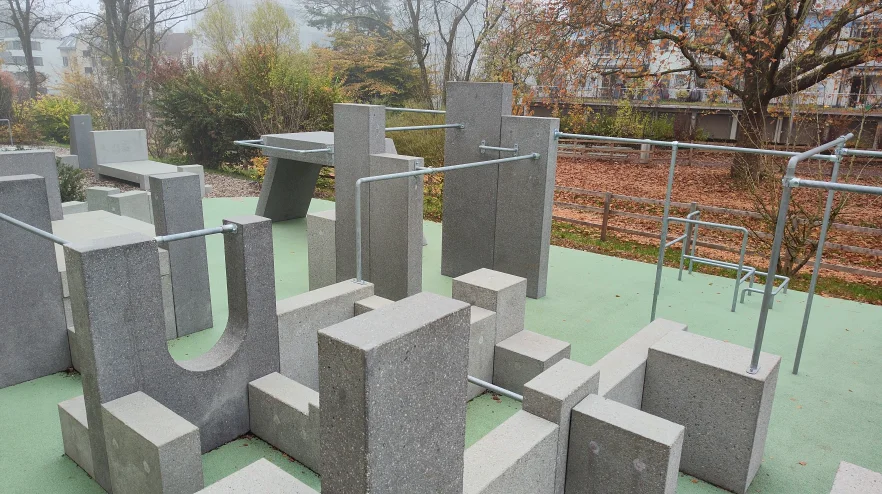 Rails und Wände für Wall-Runs im Brunnenhof