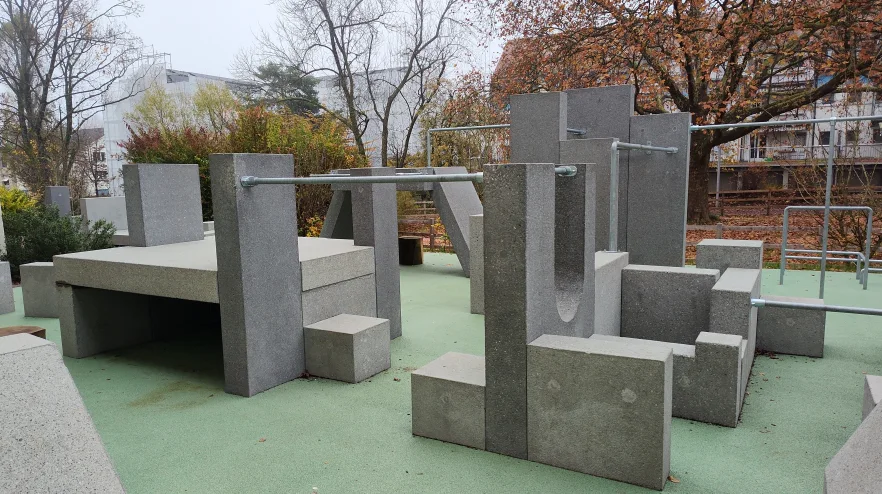 Beton- und Stangenelemente der Radiostudio-Anlage