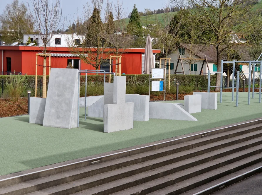 Betonwände, Rails und Street-Workout-Elemente der Anlage Schönenbüel