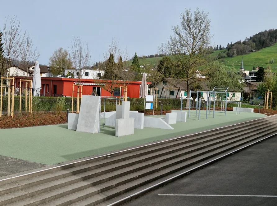 Gesamtansicht der Street-Workout- und Parkour-Anlage Schönenbüel in Unterägeri